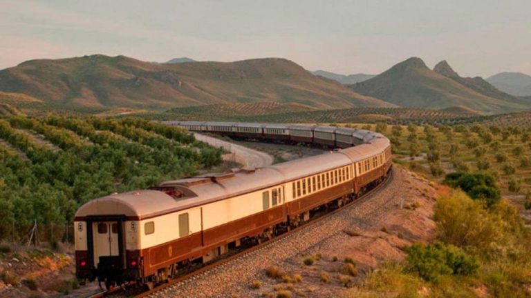Lee más sobre el artículo Renfe pone a la venta sus trenes turísticos para la temporada 2021