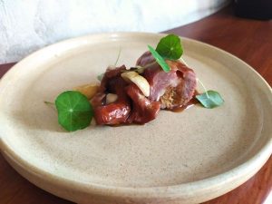 Lee más sobre el artículo Migual Ángel de la Cruz viste las carnes de cordero, lechal y cabrito con la delicadeza de la despensa otoñal