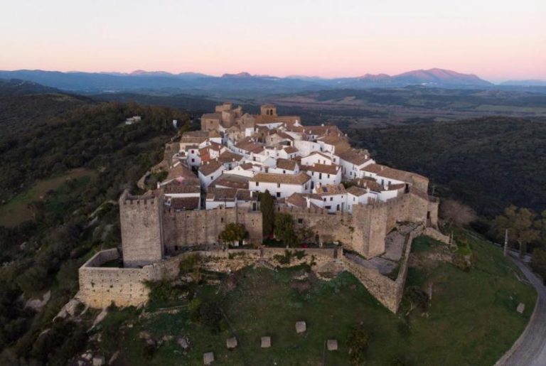Lee más sobre el artículo Castellar de la Frontera es proclamado como uno de Los Pueblos más Bonitos de España