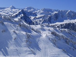 Lee más sobre el artículo Estaciones de Esquí para disfrutar de la nieve en entornos privilegiados