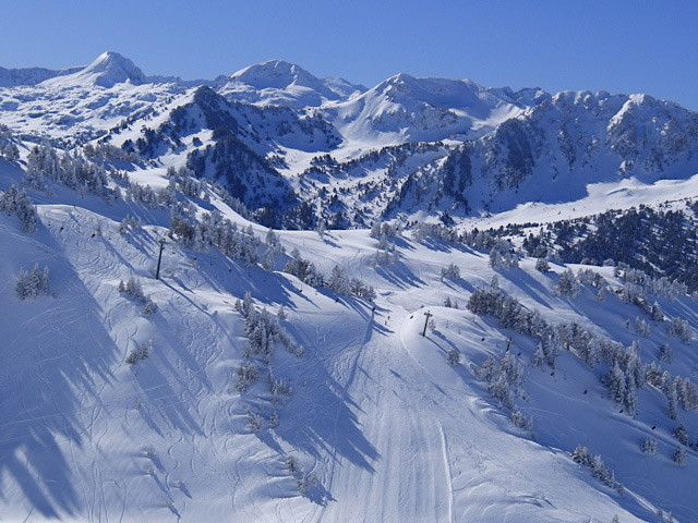 Lee más sobre el artículo Estaciones de Esquí para disfrutar de la nieve en entornos privilegiados