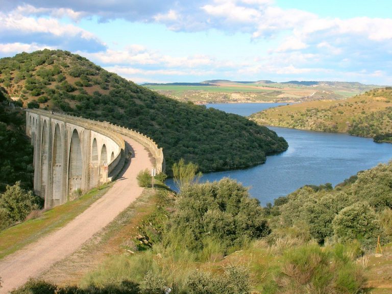 Lee más sobre el artículo Pedalear por la vía verde de la Jara, Toledo