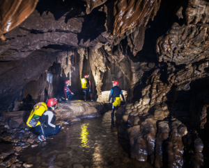 Lee más sobre el artículo Turismo activo en la Cueva de Valporquero, León