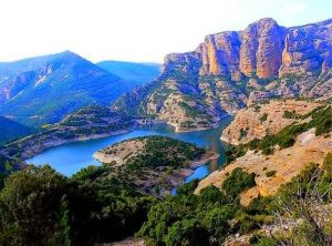 Lee más sobre el artículo Ir a las puertas abiertas: el disfrute de las joyas patrimoniales en plena naturaleza del Prepirineo aragonés