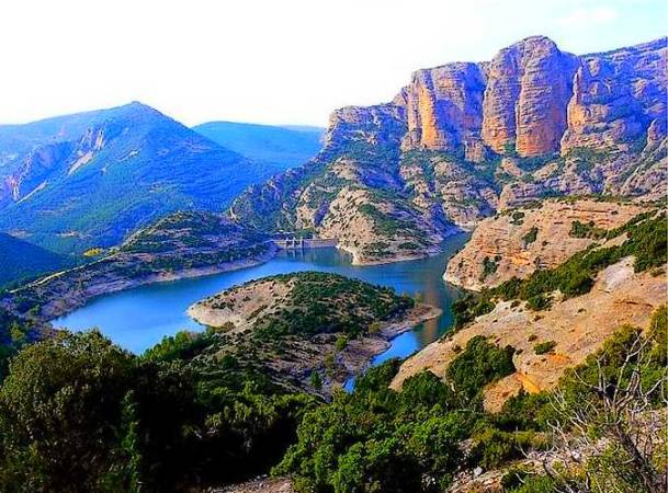 Lee más sobre el artículo Ir a las puertas abiertas: el disfrute de las joyas patrimoniales en plena naturaleza del Prepirineo aragonés