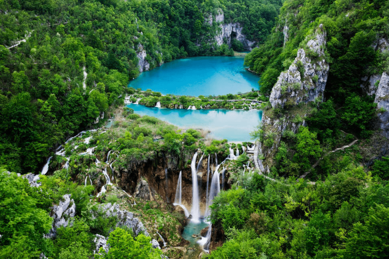Lee más sobre el artículo LAGOS DE PLITVICE: UNA EXCEPCIONAL BELLEZA NATURAL PARA LOS AMANTES DE LA NATURALEZA