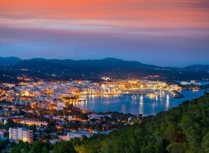 Lee más sobre el artículo Santa Eulària des Riu y sus restaurantes con encanto