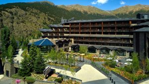 Lee más sobre el artículo Disfruta de una escapada en familia en Park Piolets MountainHotel & Spa