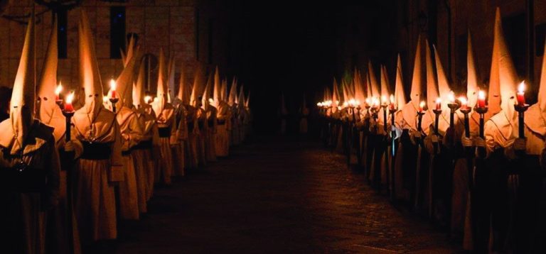Lee más sobre el artículo Fervor y pasión. Semana Santa en Andalucía
