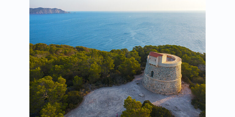 Lee más sobre el artículo MÁS DE DOSCIENTOS KILÓMETROS DE RUTAS PARA DESCUBRIR LA MEJOR CARA DE SANTA EULÀRIA DES RIU (IBIZA)